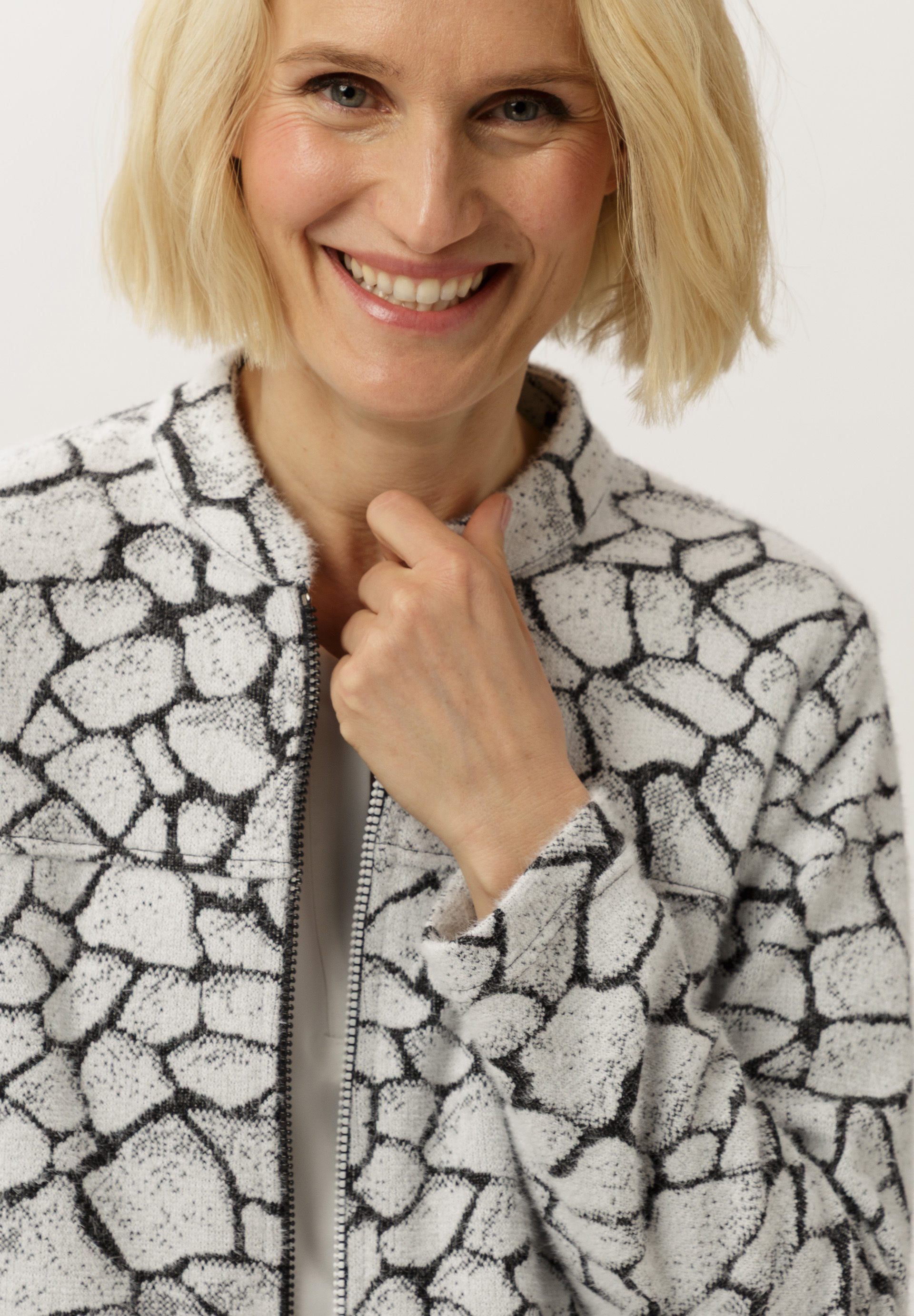 Strickjacke in modernem Fancy-Strick - Bild 4 Mantel, Erwachsener, Weiblich, Person, Frau, Mantel, Erwachsener, Weiblich, Person, Frau