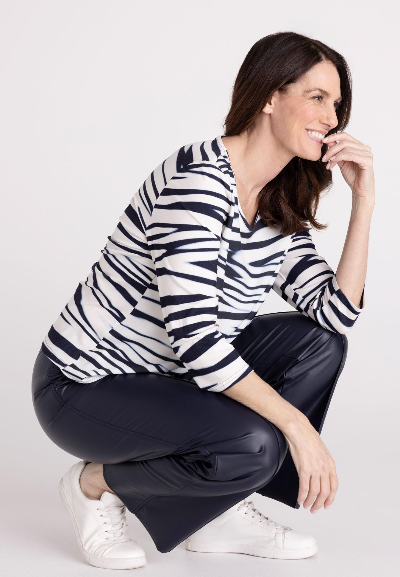 Streifenshirt, Streifenoberteil, Langarmshirt, Rundhalsausschnitt, Stoffmaterial?, Streifenoberteil, Rundhalsausschnitt, Langarm, Weiß Navy, Casualoutfit, Streifenpullover, Langarm, Rundhalsausschnitt, Navy Hosen, Weiße Sneaker