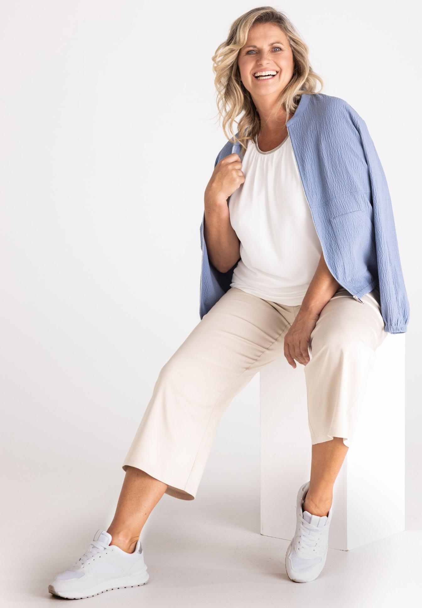 Pufferjacke, blaues Cardigan, cremefarbene Hose, weißes Oberteil, Sneaker, cardigan, blau, jacke, leicht, damen, bluse, jacke, pullover, hosen, sportliche sneakers, leichtjacke, blau, linenlook, beigehose, sportschuhe, jacke, bluse, hose