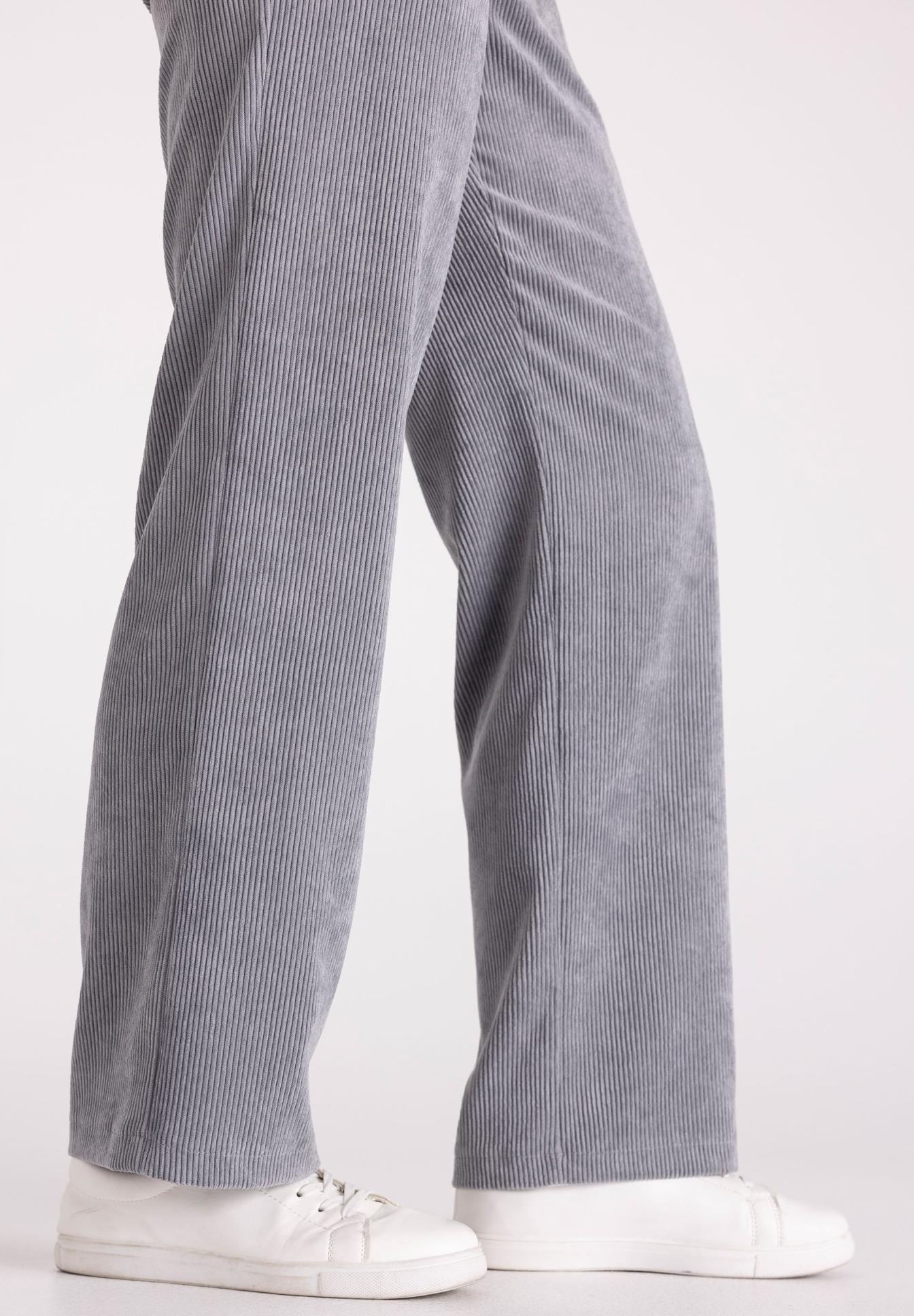 Cordhose, Cordmaterial, Lockere Passform, Grau, Sneaker-Komplett-Outfit, Corduroy, Weitbein, Hose, Grau, Casual