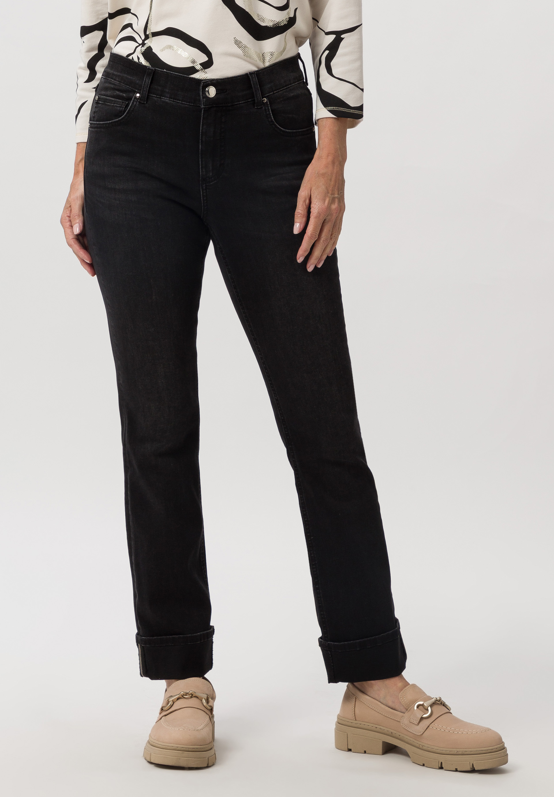 Jeans mit Aufschlag und Schmuck - Produktbild 1