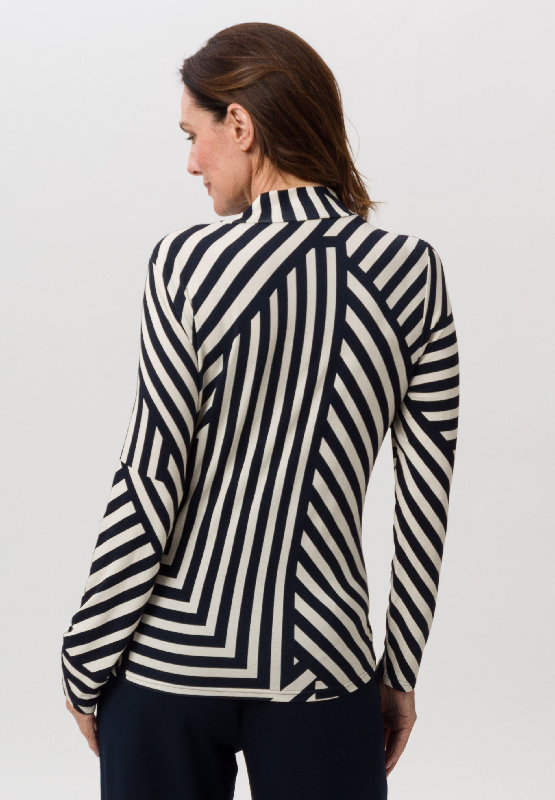Shirt With a feminine turtleneck - Bild 2 Langarm, Bluse, Mantel, Hemd, Person, Langarm, Bluse, Mantel, Hemd, Person, Langarm, Bluse, Mantel, Hemd, Person, Langarm, Bluse, Mantel, Hemd, Person, Langarm, Bluse, Mantel, Hemd, Person, Langarm, Bluse, Mantel, Hemd, Person