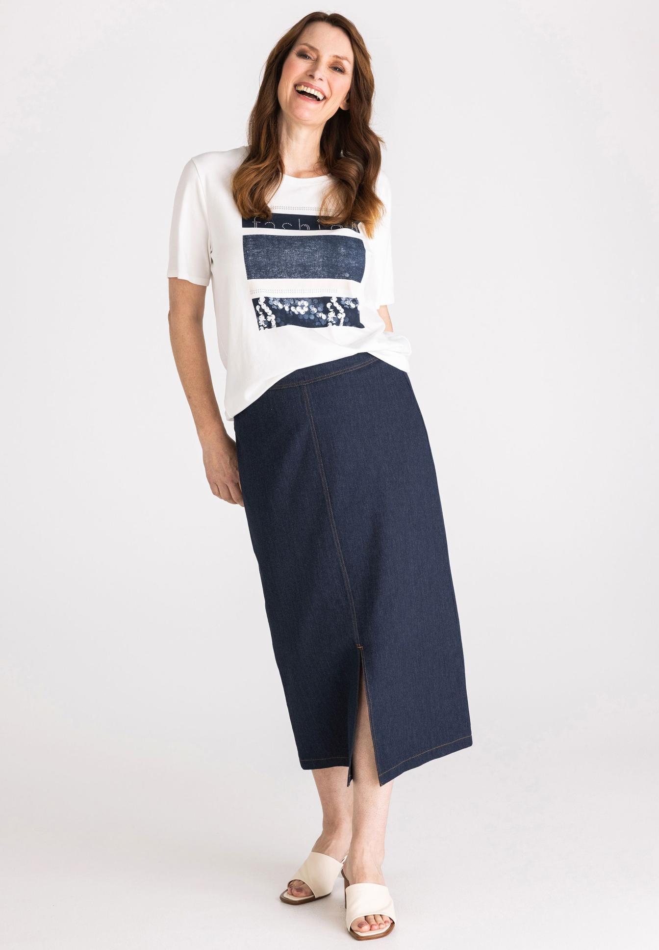 T-Shirt, Denim, Midi-Rock, Schlitz-Rock, Jeansrock, T-Shirt, Jeansrock, Slit, Denim, Midi-Rock, Damenoutfit, Jeansrock, T-Shirt, Midirock, Frontale Schlitz, Jeansrock, Midi-Rock, Jeans, Splitterschlitz, WeißesTShirt