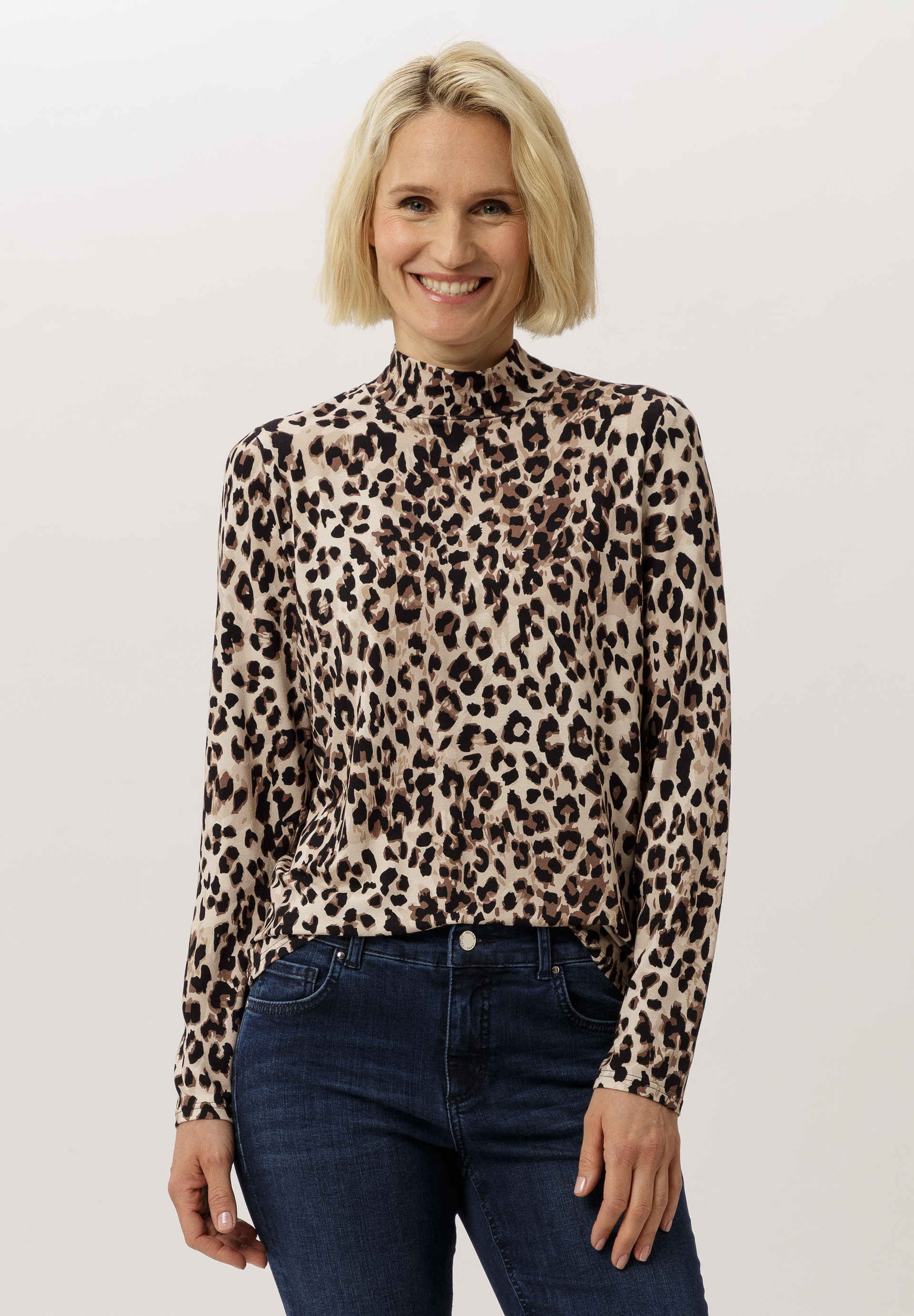 Shirt mit femininen Rollkragen - Bild 1 Bluse, Langarm, Erwachsener, Person, Frau, Bluse, Langarm, Erwachsener, Person, Frau, Bluse, Langarm, Erwachsener, Person, Frau