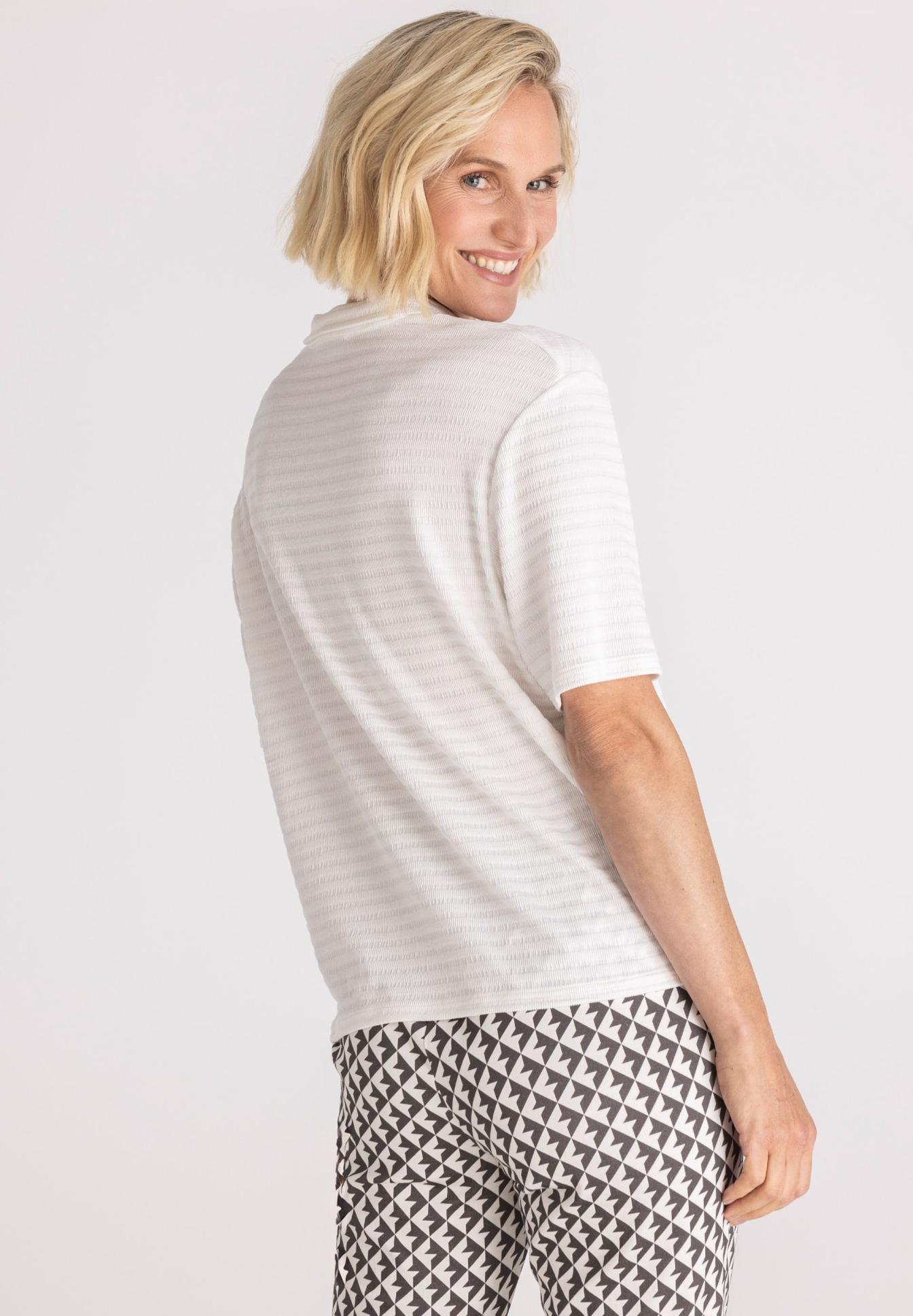 weisses T-Shirt, Kurzarm, Rippstrick, geometrisches Muster?, helles Oberteil, weiss, kurzarm, strick, top, t-Shirt, weißes Shirt, kurzarm, Rippstrick, lässiges Oberteil, einfache Kleidung, kurzarm, weiss, Strickshirt, Piqué, lose Passform