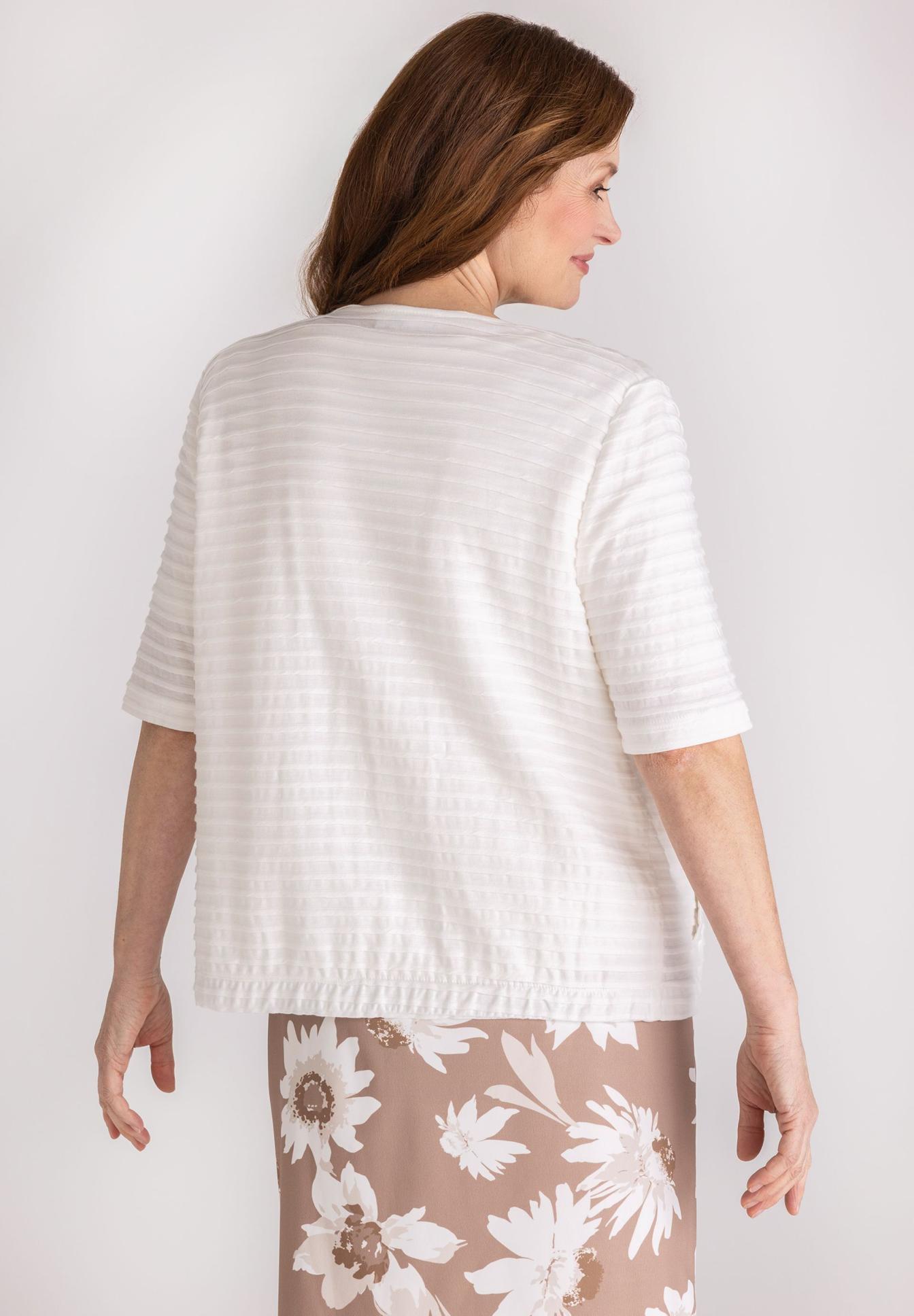 weite Strickjacke, weiße Oberteil, gerippte Struktur, kurze Ärmel, lässiger Schnitt, weisses Oberteil, Kleidung, Strukturierte Textur, Kurzarmoberteil, weiße Blöcke?, Weißes Oberteil, Strickjacke, kurze Ärmel, weiches Material, gestreiftes Muster