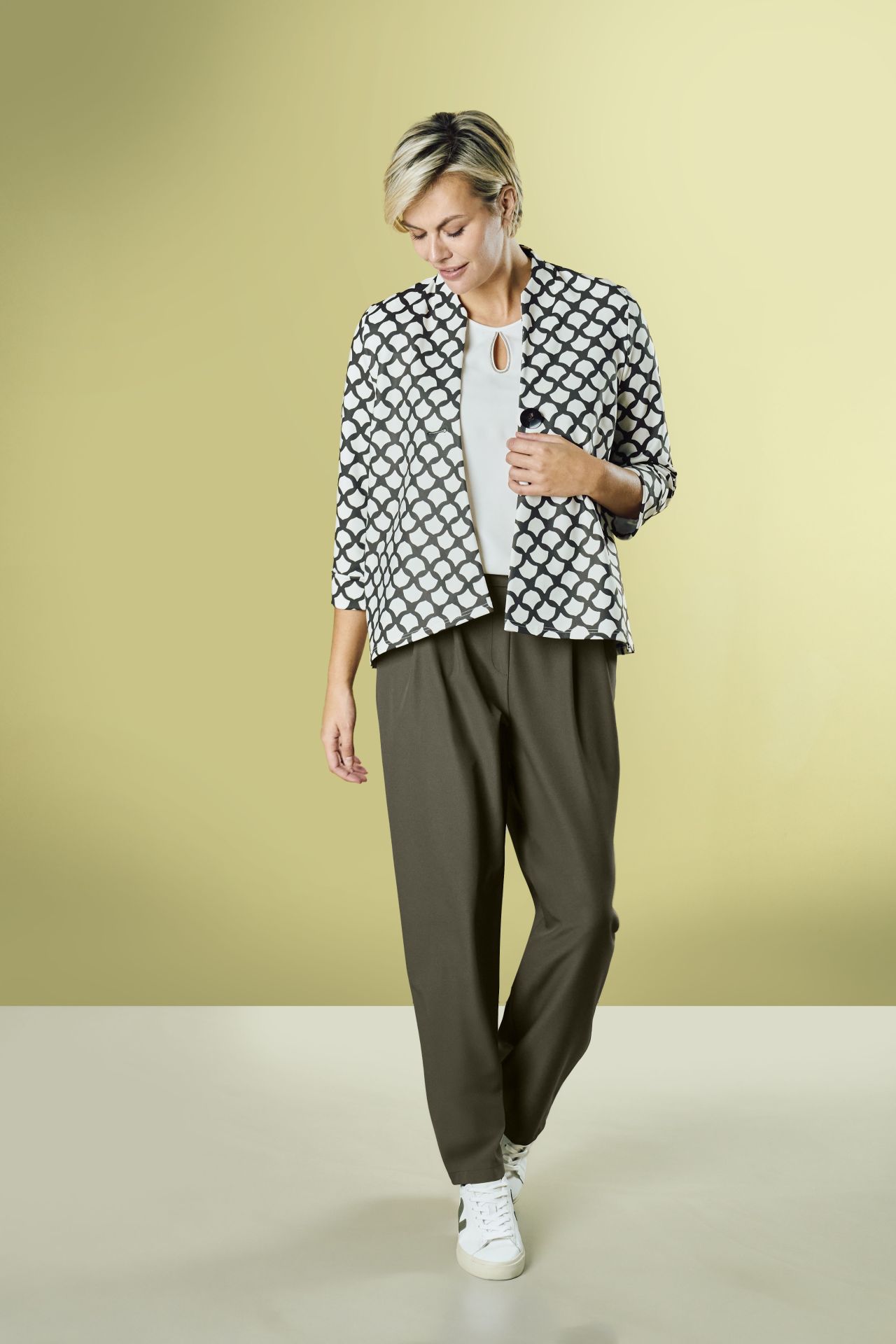 blazer, strukturiertes muster, geometrisch, lange hose, weißes top