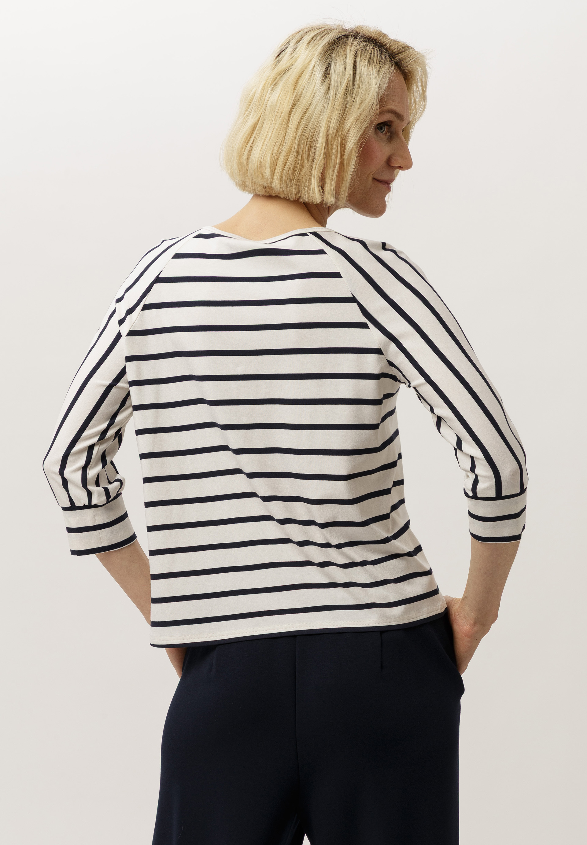 Shirt im charmanten Streifen-Look - Bild 2 Bluse, Langarm, Ärmel, Hemd, Person, Bluse, Langarm, Ärmel, Hemd, Person, Bluse, Langarm, Ärmel, Hemd, Person, Bluse, Langarm, Ärmel, Hemd, Person, Bluse, Langarm, Ärmel, Hemd, Person, Bluse, Langarm, Ärmel, Hemd, Person