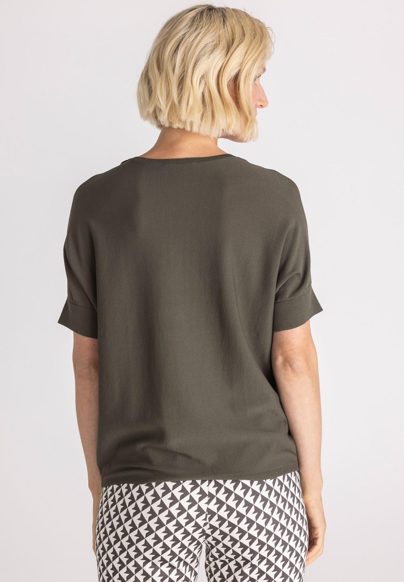 Kurzarm-Shirt, Olivegrün, Rundhalsausschnitt, Baumwolle, einfarbig, Top, Kurzarm, Olivgrün, Rundhals, Rückansicht, t-shirt, short sleeves, olive, back view, knit, T-Shirt, Kurzarm, Olive, Rundhals, Uni, Top, T-Shirt, Kurzarm, Rundhals, Olivgrün