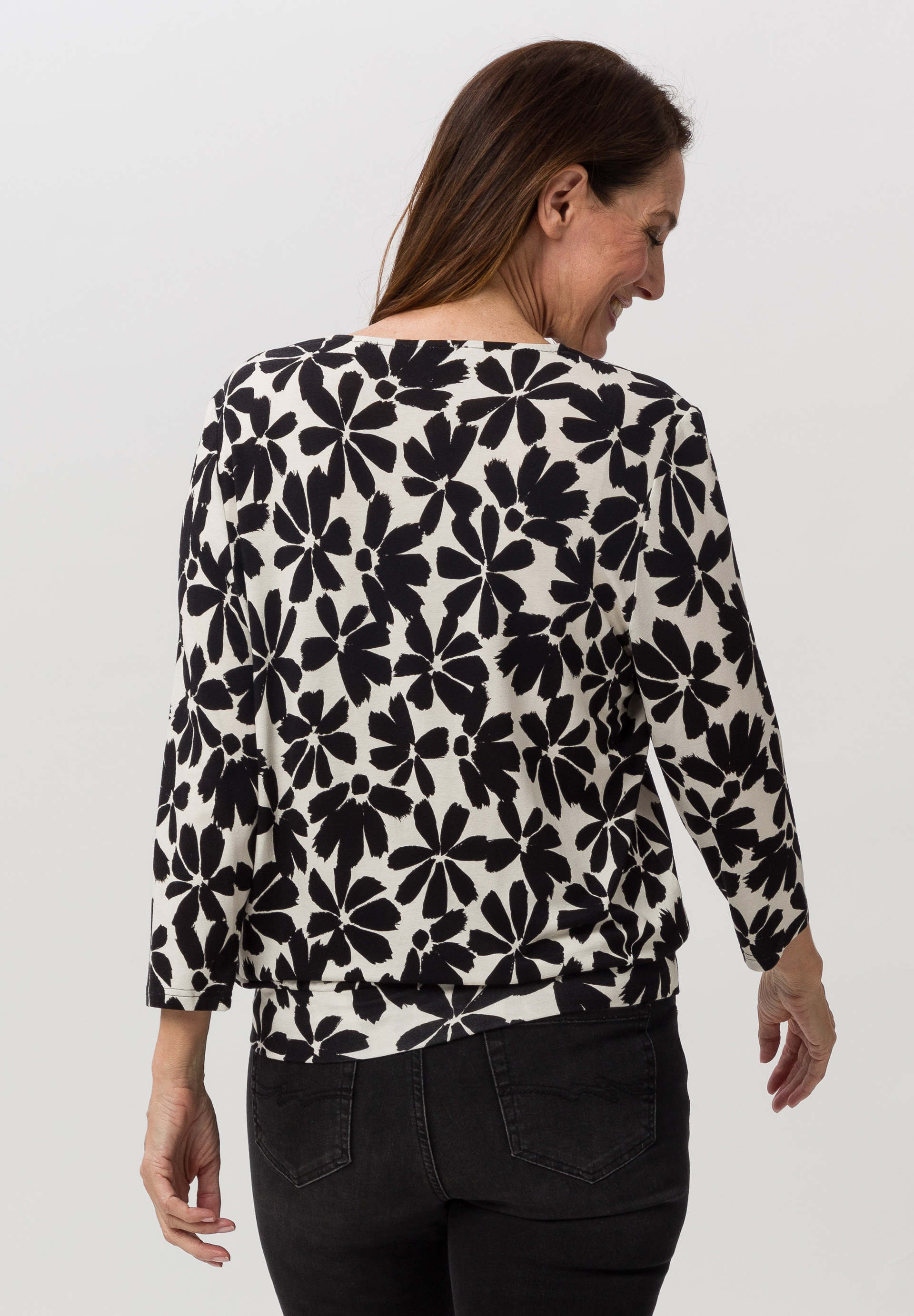 Blusenshirt mit Faltendetail im Vorderteil - Bild 2 Bluse, Langarm, Erwachsener, Person, Frau, Bluse, Langarm, Erwachsener, Person, Frau, Bluse, Langarm, Erwachsener, Person, Frau