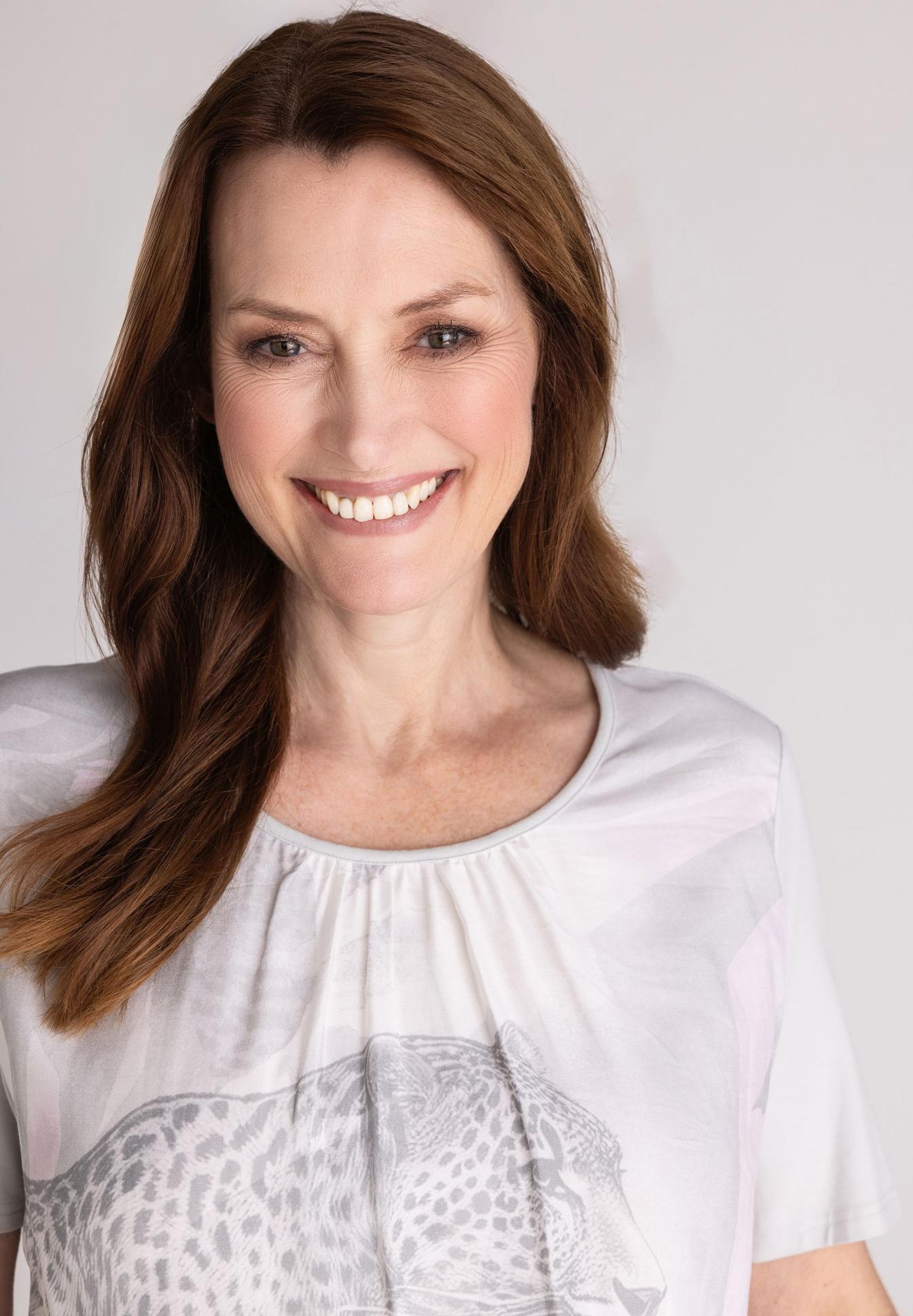 frau, lächeln, weißes shirt, grafik tee, leopardenmuster, portrait, frau, tshirt, leopardendruck, weißes shirt, frau, haare, t-shirt, leo leopard, shirt, frau, oberteil, weiß, kurzarm, tierprint, porträt, frau, weißes shirt, leopardenprint, braune haare