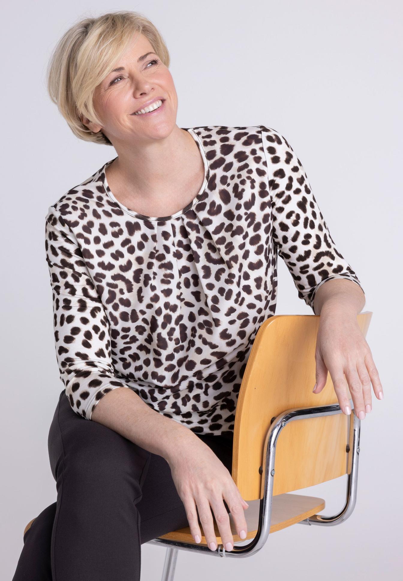 Leopard print, Longsleeve, Kragenloses Oberteil, Weiß Schwarz, Stuhl als Requisit, Leopard-Print, Longsleeve, Kleidungsoberteil, Muster, Top, Leopardendruck, Halsausschnitt, 3/4-Arm, Pullover, Muster