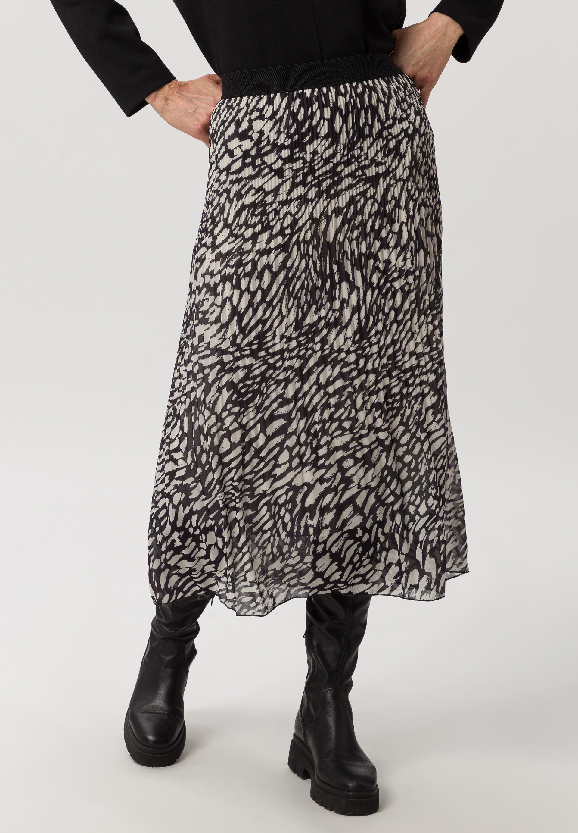 Pleated skirt With comfort waistband Pleated skirt With comfort waistband - Product Image 1