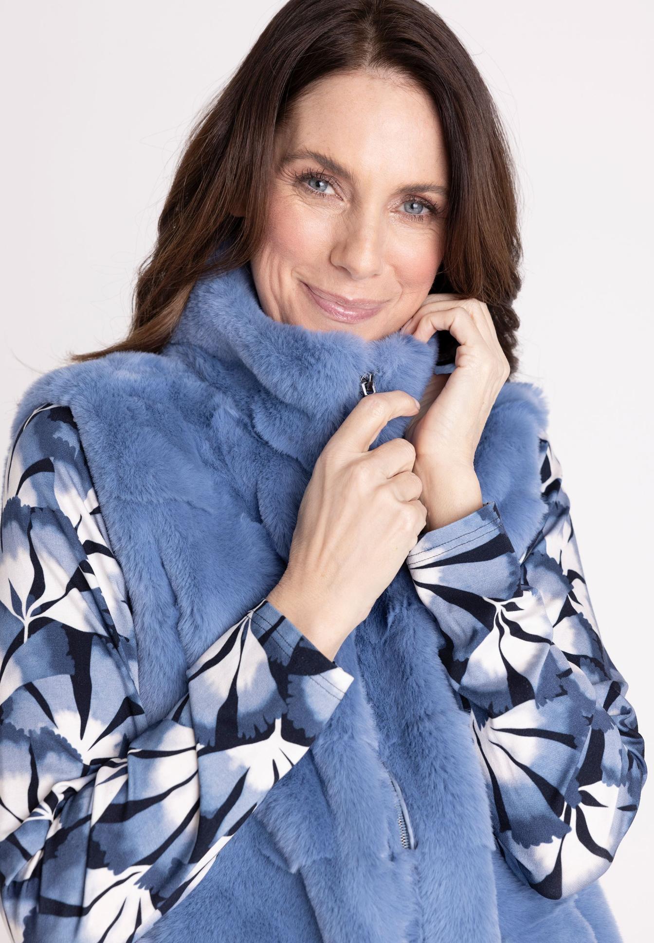 Weste, Fälschnurpelz, faux fur, blau, Reißverschluss, Fauxpelz-Weste, blaue Weste, Reißverschluss-Detail, Blumenmuster-Ärmel, Winteroberbekleidung, Faux fur vest, Zipper, Blue, Patterned sleeves, Cozy jacket