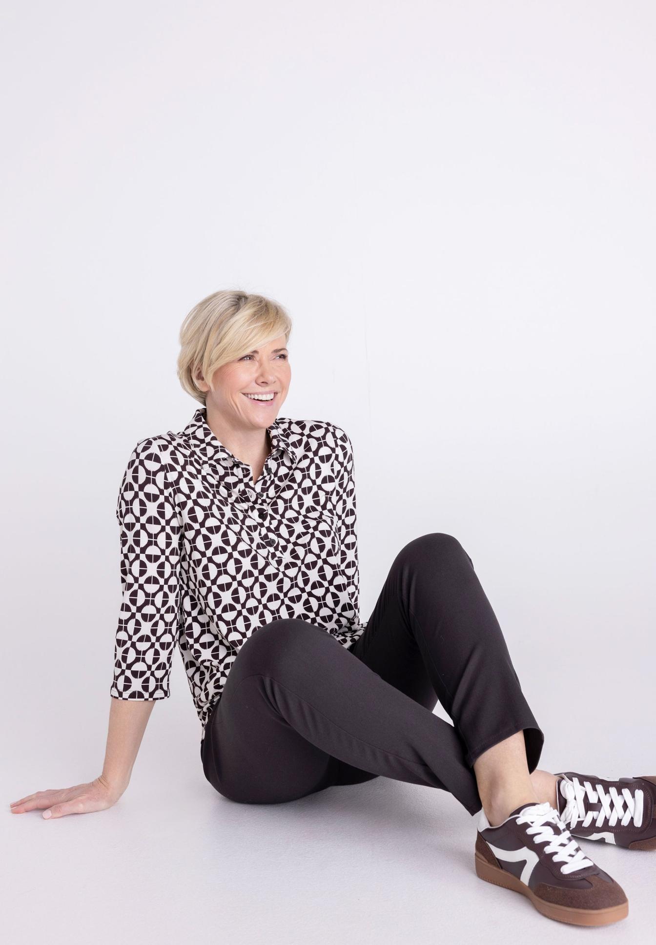 bluse, muster, drei viertelarm, schwarz-weiß, hose, sportliche schuhe, bluse, mustermuster, drei-viertel-ärmel, hose, sneaker, bluse, geometrischer muster, dunkle hose, sneaker, kurzarm