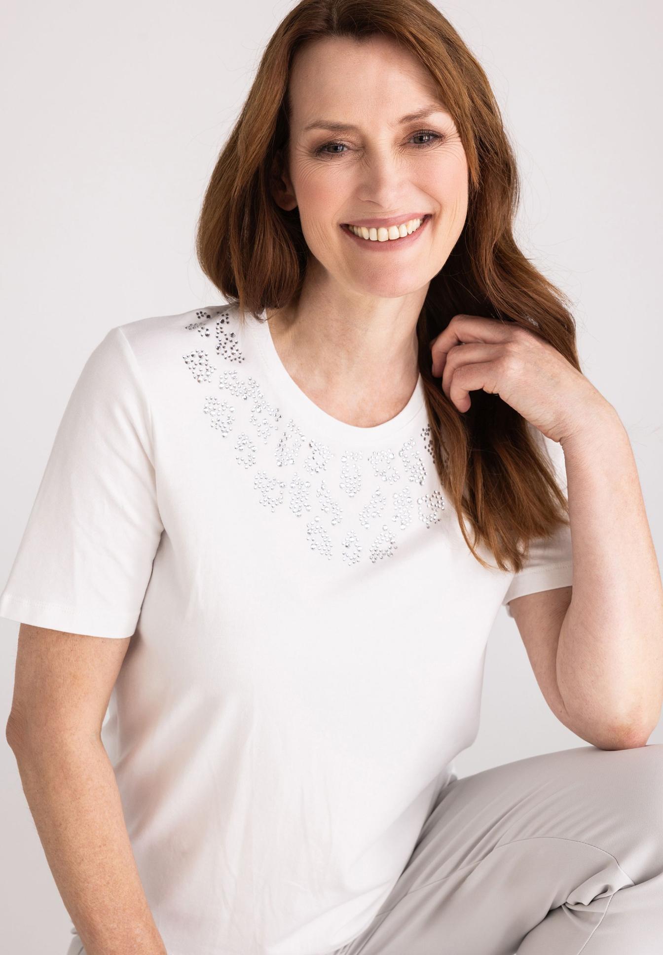 weiße_t_shirt, rundhals, kurze_ärmel, halsausschnitt_muster, baender_DE_ks, weisses-t-shirt, kurzarm, runde-ausschnitt, stickerei-muster, material-baumwolle, weiße T-Shirt, Rundhals, Stickerei Muster, kurze Ärmel, baumwolle? (Material)