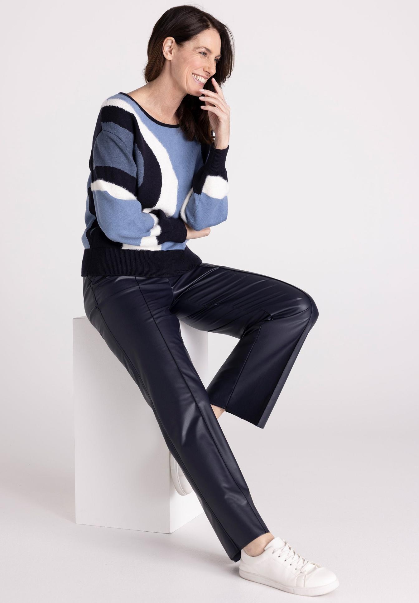 Pullover, Strukturmuster, Blau, Rippstrick, Hose aus Lederoptik, Pullover, Strickpullover, Farbblock, Dunkelblau, Lederlook-Pants, Knit-Pullover, Strickpullover, Hose, Lederlook-Hose, Sneaker, Pullover, Strickpullover, Oversized, Muster, Blau