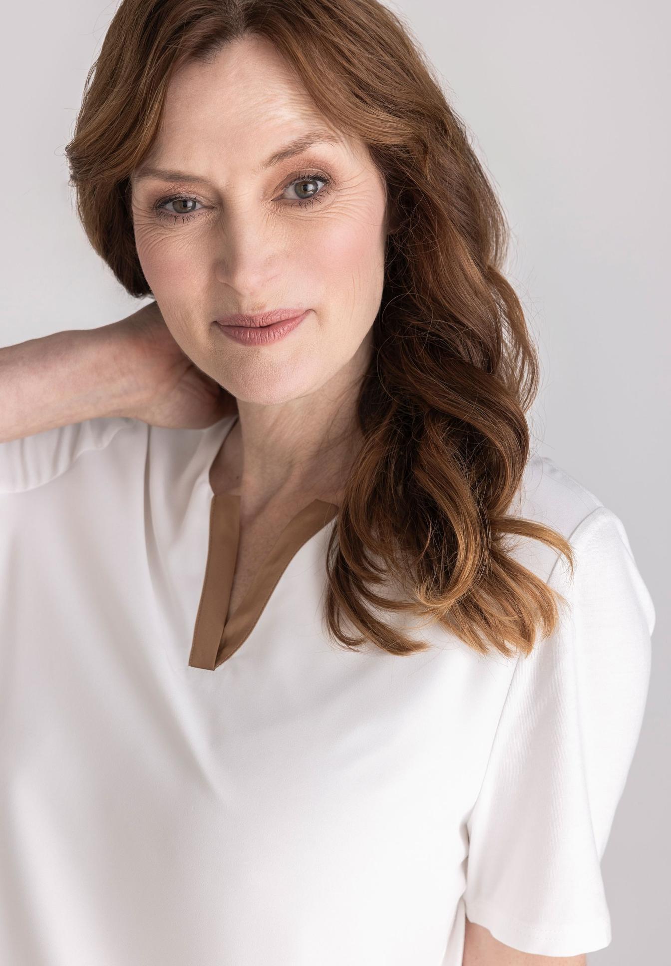 Bluse, Weiß, V-Ausschnitt, Kurze Ärmel, Brünette Haare, Bluse, Weiße Bluse, Kurzarm, Feine Bluse, Hautfarben, frau, weiße bluse, braune haare, v-ausschnitt, kurzarm