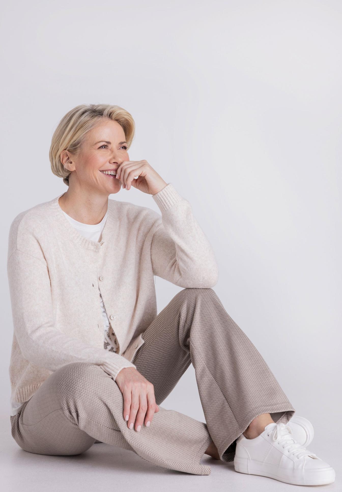 cardigan, Knittwear, beige, Hose, Sneaker,  cardigan,  beige cardigan,  knitwear,  beige pants,  white sneakers