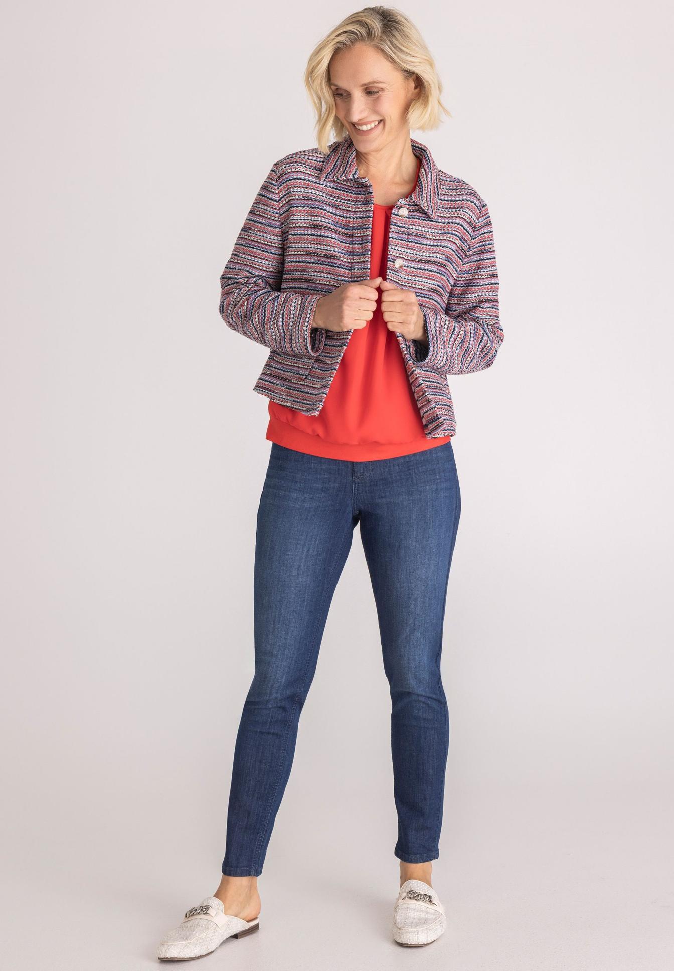 Jacket, Geordnete Jacke, Strukturierte Jacke, Blue jeans, Rote Bluse, jacke, blazer, streifen, bunt, texturiert, Jacke, Musterjacke, gemustertes Oberteil, Jeans, Casual Look, Jacket, Kite, Patterned jacket, Jeans, Shoes