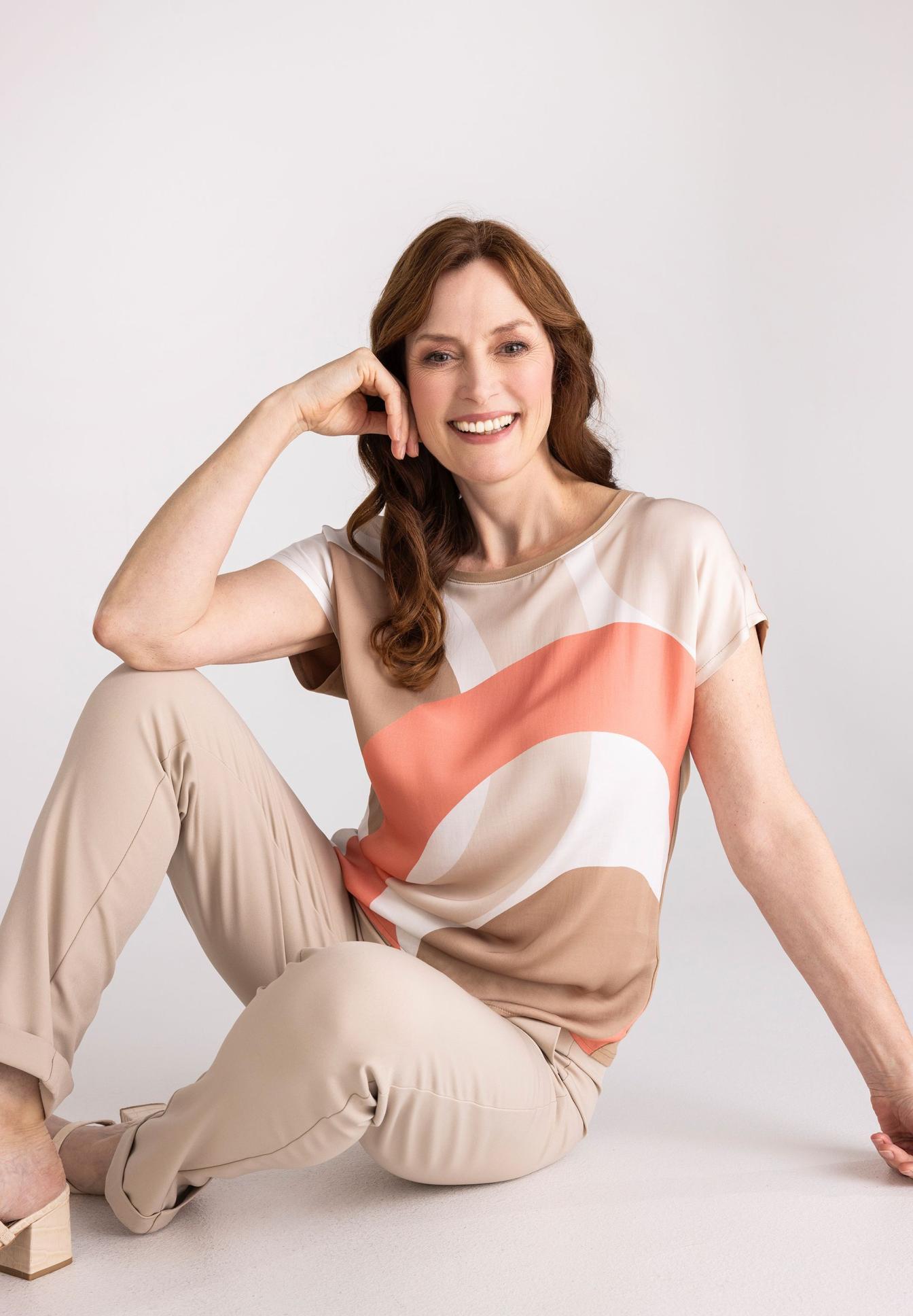 T-Shirt, Abstract pattern, Beige, Pfirsich, Lockere Passform Shirt, Damenshirt, T-Shirt, Streifen Muster, Beige Kreation, Kurze Ärmel, Bluse, T-Shirt, Schnittfiguren, Farbblock, Beige