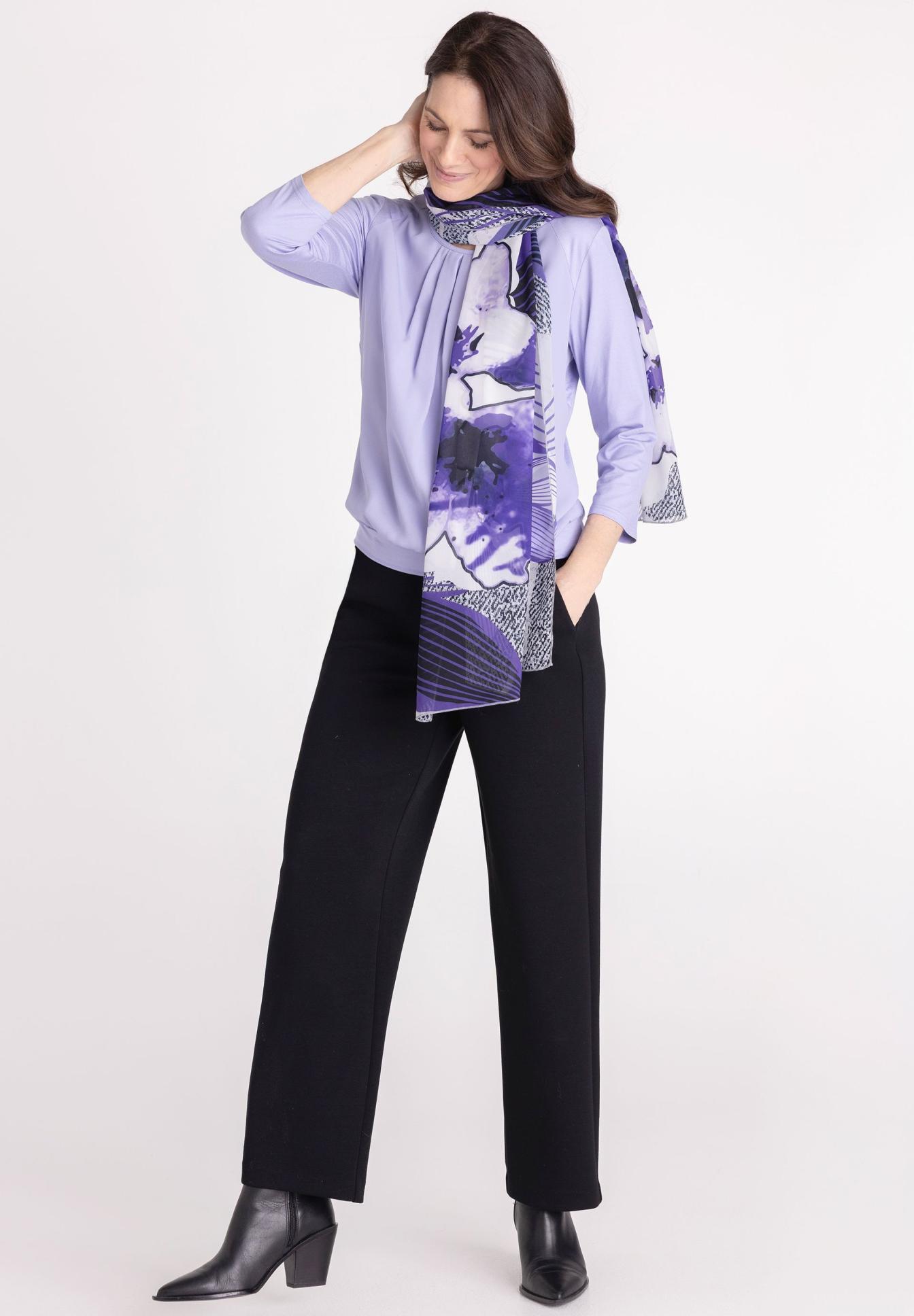 Lila Bluse, Hals-Fashion-Scarf, Schal, Schwarz Hose, Stiefel, bluse, schal, lila, hellblau, schwarz