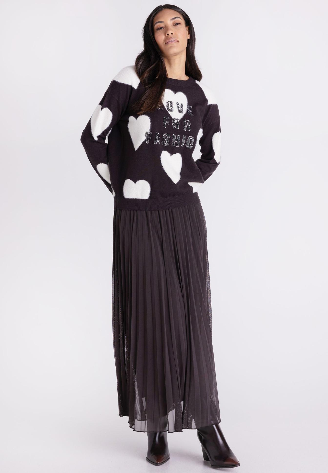 Pullover, Herz-Muster, Strickpullover, Oversized, Stoffrock, Pullover, Herz-Muster, Weiß Herz, Loungewear, Oversized, Pullover, Herzmuster, Statement-Print, Schwarz, Maxi-Rock, Pullover, Herz-Muster, Oversized, Rundhals, Knöchellanges Kleid