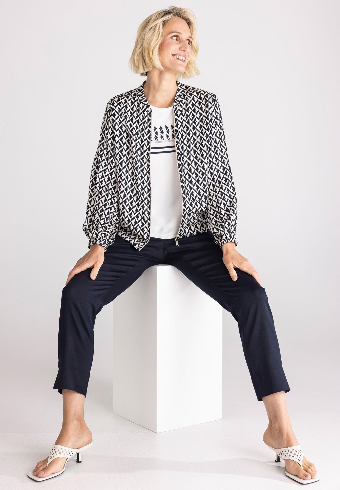 Blazer, Druckmuster, Geometrisch, Kostümjacke, Chino-Hose, blazer, jacke,  geometrisches muster, damenmode, navy bfolge, Mantel, Geometrischer Musterjacke, Navytöne, Bluse, Hose, Blazer, Jacke, Geometrischer Muster, Langarm, Hose