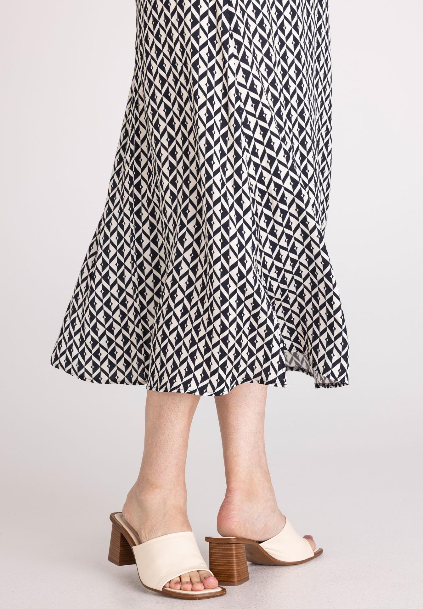 Midi-Kleid, Geometrisches Muster, Schwarzweiß, A-Linien-Saum, Open-Toe Sandalen, Midi-Kleid, Gemustertes Kleid, Geometrischer Druck, Ausgestellter Saum, Open-Toe-Sandalen, Midikleid?, Geometric pattern, Schwarz-Weiß, Midi-Länge, Blockabsatz