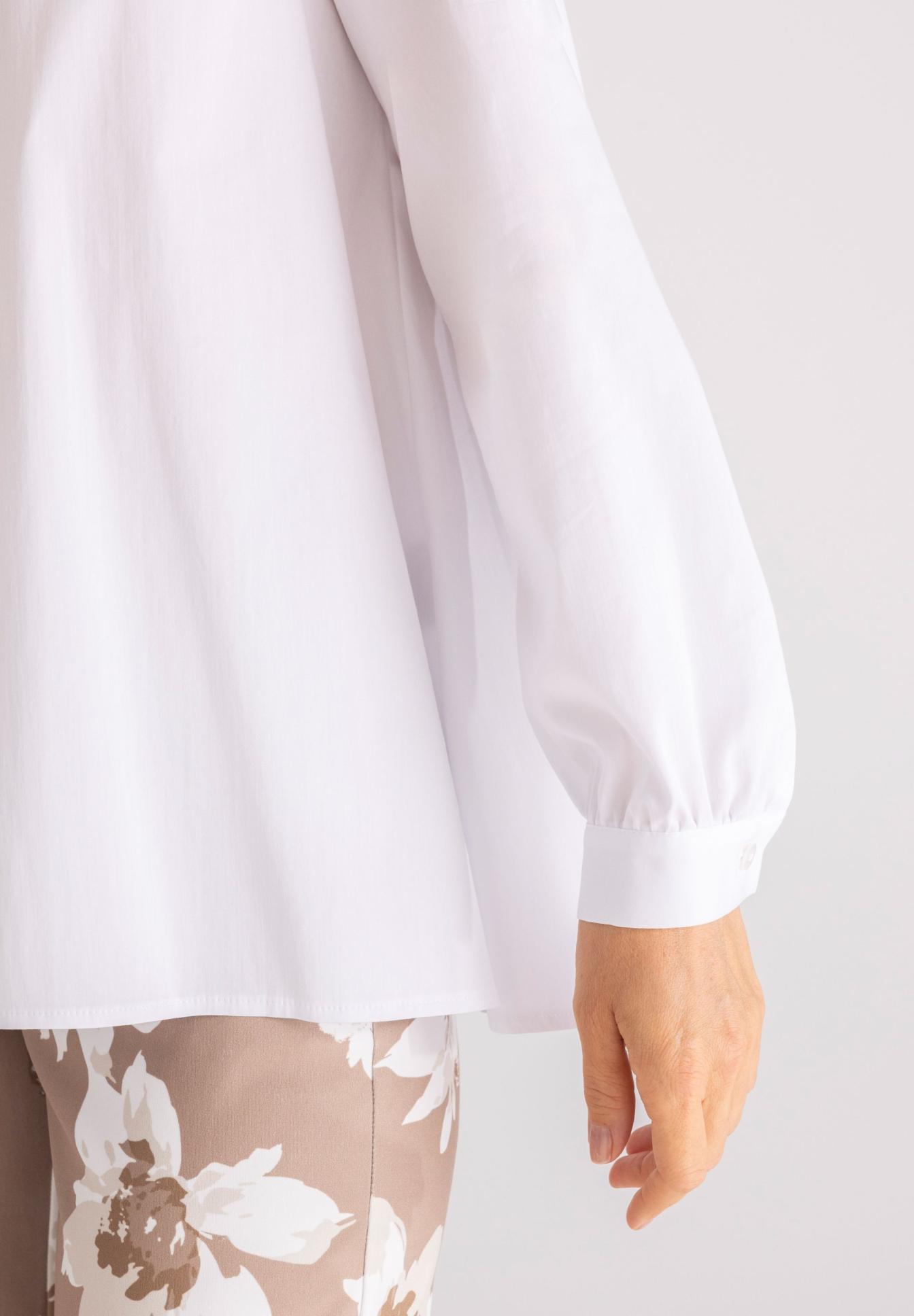 Bluse, weite Ärmel, weiß, Baumwolle, unifarben, Bluse, Spitzarm, Weiß, Hemdbluse, enge Ärmel, bluse, langarm, weiss, baumwolle, jackenähnlich?, white blouse, puff sleeve, loose fit, cotton, beige floral pants, bluse, weiteärmel, langarm, weiß, baumwolle