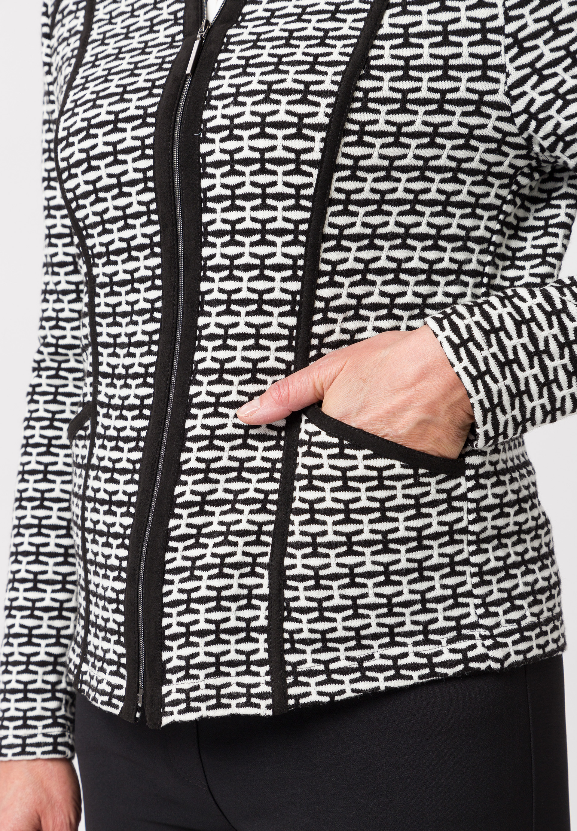 Cardigan with fashionable stripes - Bild 4 Cardigan with fashionable stripes - Bild 4