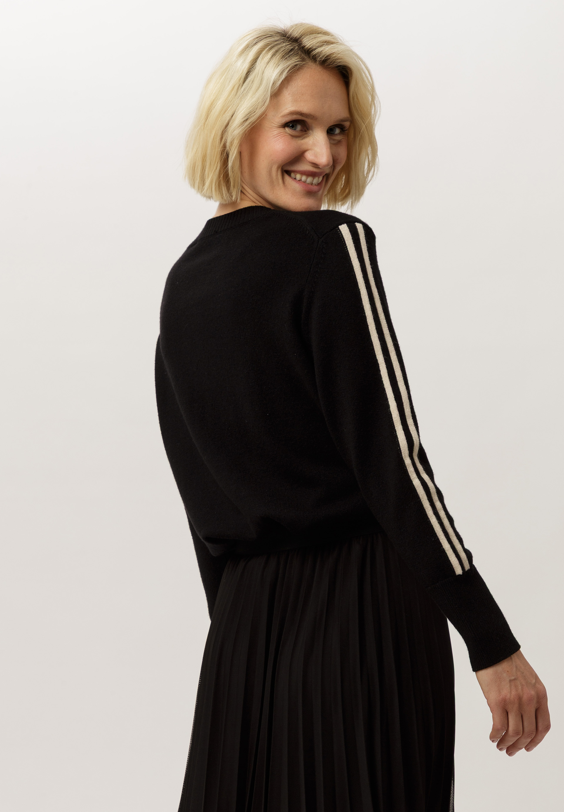 Strickpullover mit akzentuierter Front und Ärmeln - Bild 2 Langarm, Ärmel, Erwachsener, Person, Frau, Langarm, Ärmel, Erwachsener, Person, Frau, Langarm, Ärmel, Erwachsener, Person, Frau, Langarm, Ärmel, Erwachsener, Person, Frau, Langarm, Ärmel, Erwachsener, Person, Frau