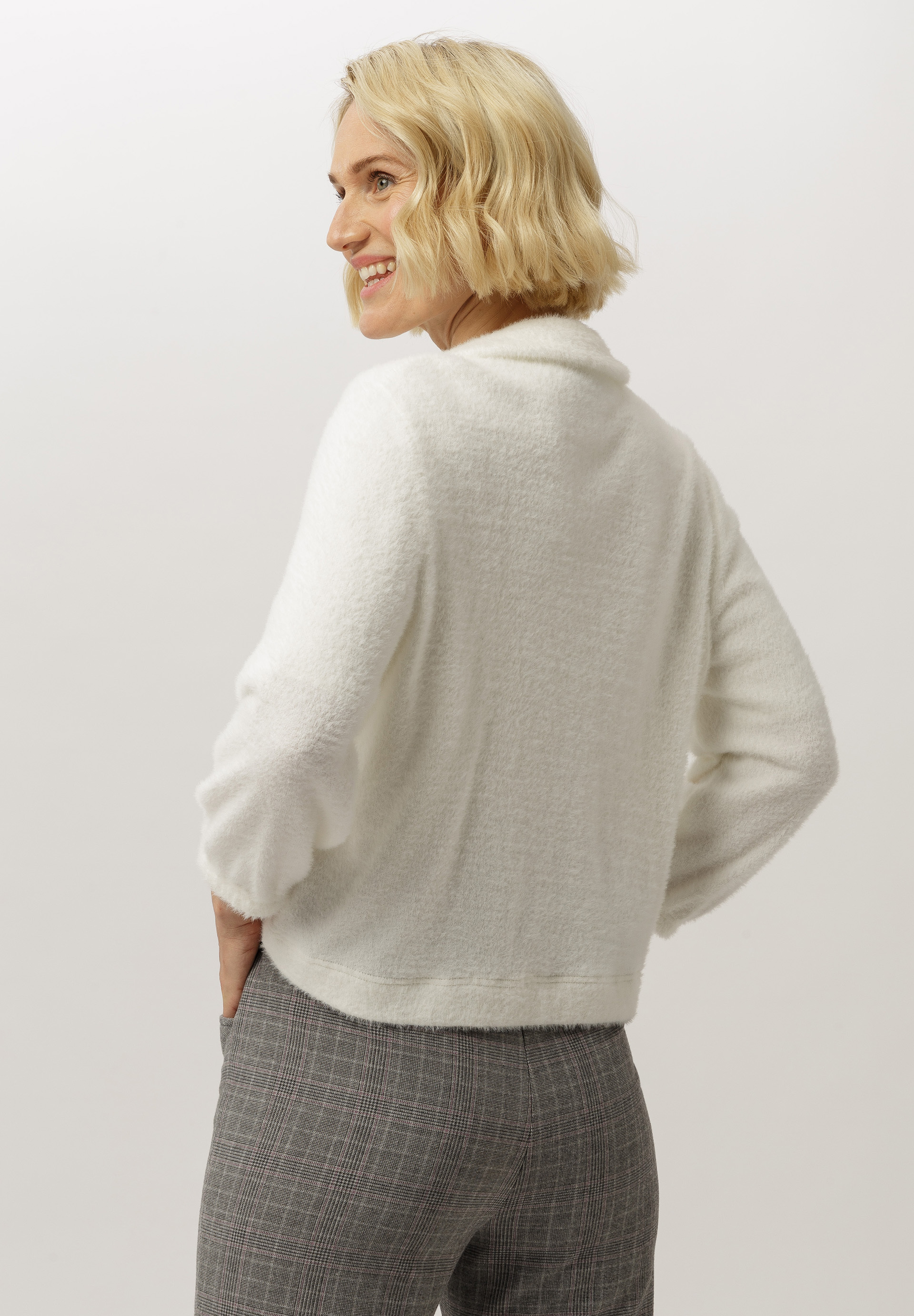Strickjacke mit flauschiger Haptik - Bild 2 Pulli, Erwachsener, Weiblich, Person, Frau, Pulli, Erwachsener, Weiblich, Person, Frau