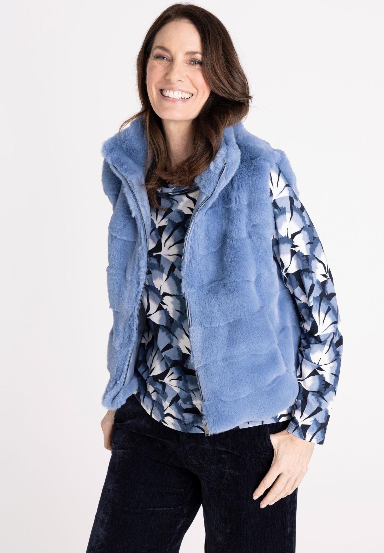 blauer mantel, flauschige jacke, fleece, jacke mit muster, winddicht?, Weste, Fellweste, Blumenmuster, strahlblaue Farbe, Reißverschluss, Fauxpelz-Weste, blaue Weste, Ärmelmuster, bedruckte Bluse, casual Outerwear