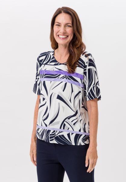 Shirt im modischen Print