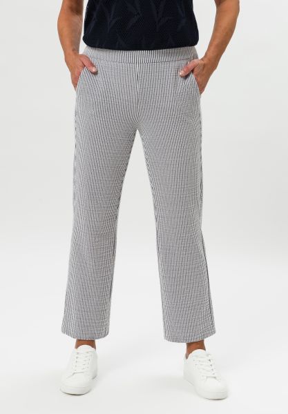 Hose in modernem Seersucker