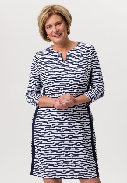 Kleid mit paspeliertem Ausschnitt