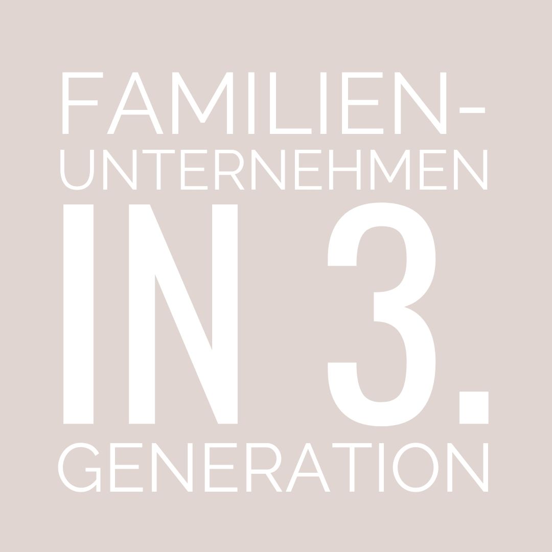 Schriftzug 'Familienunternehmen in dritter Generation'