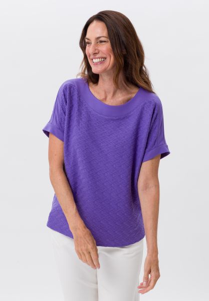 Shirt in modischer Aufmachung