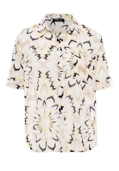 Druckbluse mit Schmuck an der Tasche