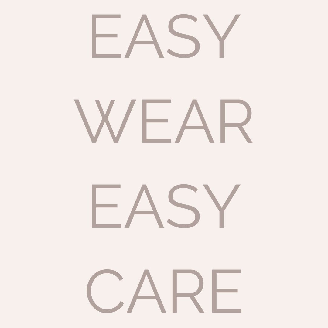 Schriftzug 'EASY WEAR EASY CARE' auf grauem Hintergrund